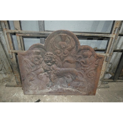 3122 - A large decorative cast iron fire back