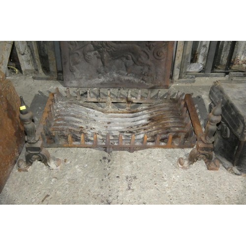 3123 - A heavy cast iron fire grate with a pair of decorative fire dogs