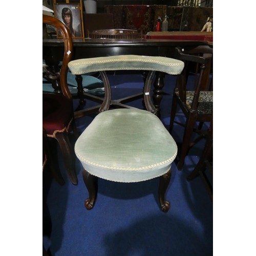 3176 - A Victorian mahogany hall chair with pale green upholstery