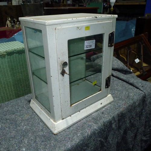 3238 - A vintage white enameled medicine cabinet with a glass door, a key and 2 glass shelves inside, appro... 