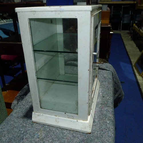 3238 - A vintage white enameled medicine cabinet with a glass door, a key and 2 glass shelves inside, appro... 