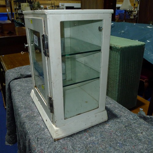 3238 - A vintage white enameled medicine cabinet with a glass door, a key and 2 glass shelves inside, appro... 