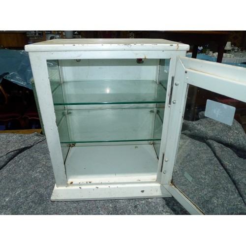 3238 - A vintage white enameled medicine cabinet with a glass door, a key and 2 glass shelves inside, appro... 