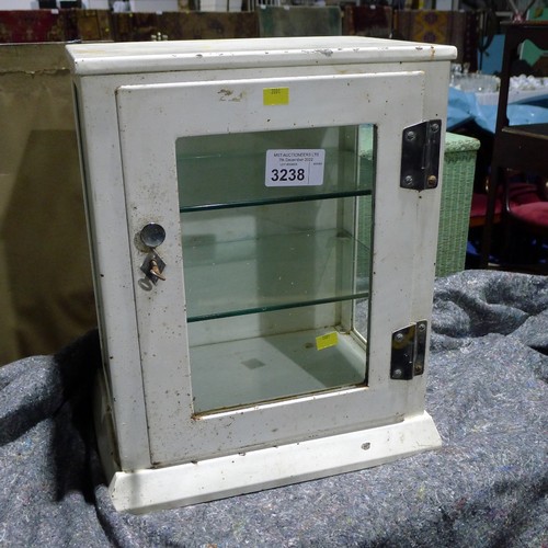 3238 - A vintage white enameled medicine cabinet with a glass door, a key and 2 glass shelves inside, appro... 