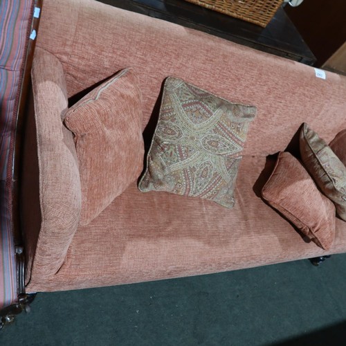 2983 - An Edwardian pink upholstered 3 seater settee with loose cushions