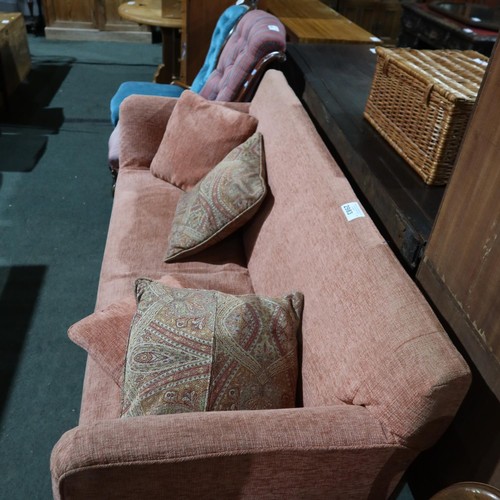 2983 - An Edwardian pink upholstered 3 seater settee with loose cushions