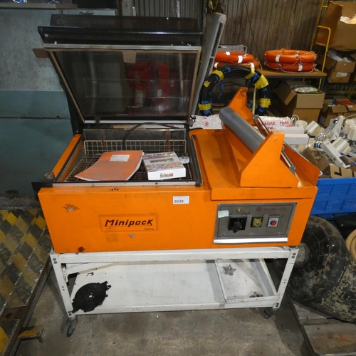 5039 - A packaging / heat shrink machine by Minipack-Torre type RAS FM76/90, 240v