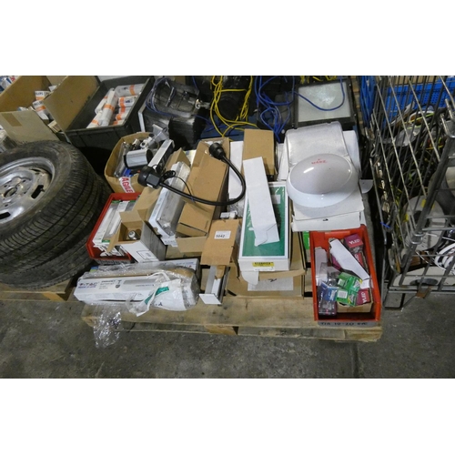 5042 - 1 pallet containing a quantity of various light fittings, bulbs etc