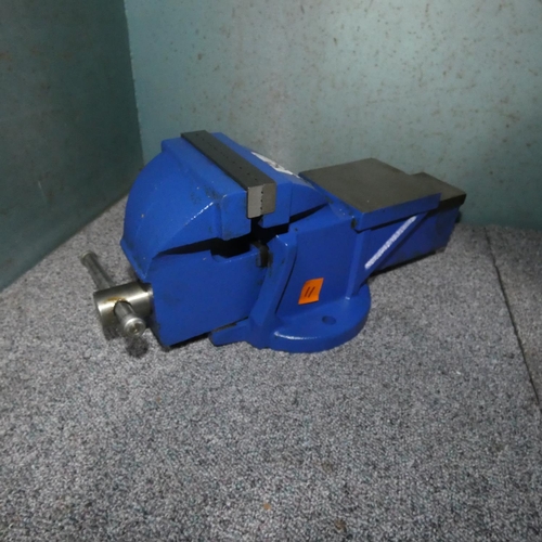 5061 - A 4 inch bench vice