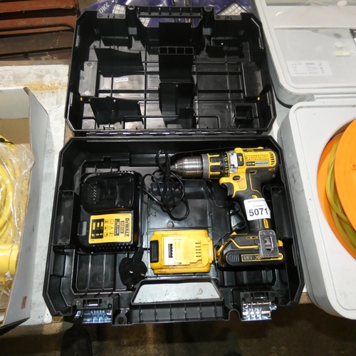 5071 - 1 Dewalt cordless drill supplied with 2 batteries / 1 charger