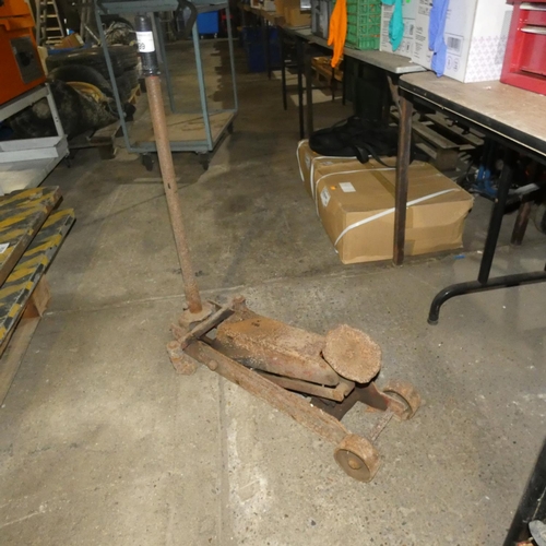 5099 - 1 trolley jack - No make or capacity visible