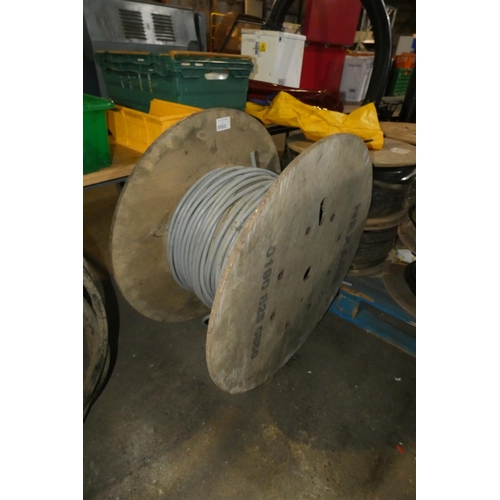 5103 - A wooden reel containing a long length of 3ph electric cable - exact length unknown