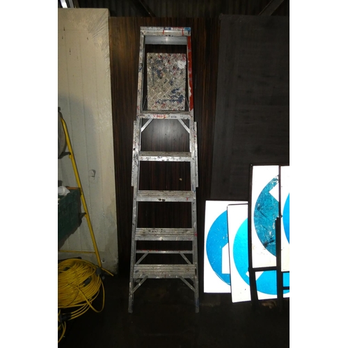 5116 - An aluminium step ladder (5 tread)