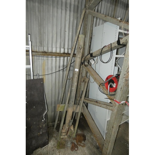 5129 - A quantity of various metal items including a metal gate post, a short length of chain etc