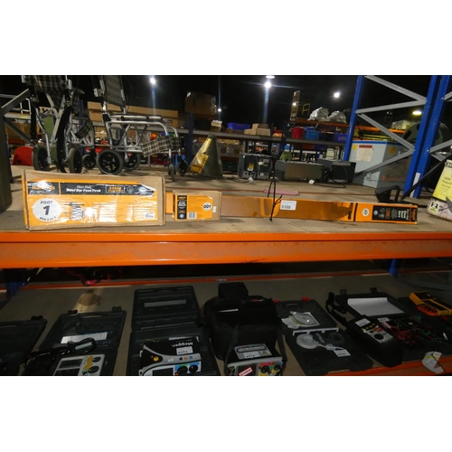 5169 - A pair of Halfords non rail steel roof bars type Bar 117, a non rail roof bar foot pack type Foot 1 ... 