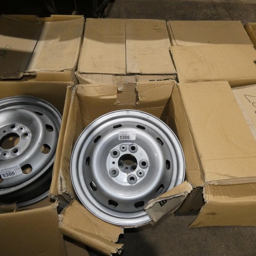 5306 - 4 x silver coloured metal wheels - 5 stud and believed to suit VW