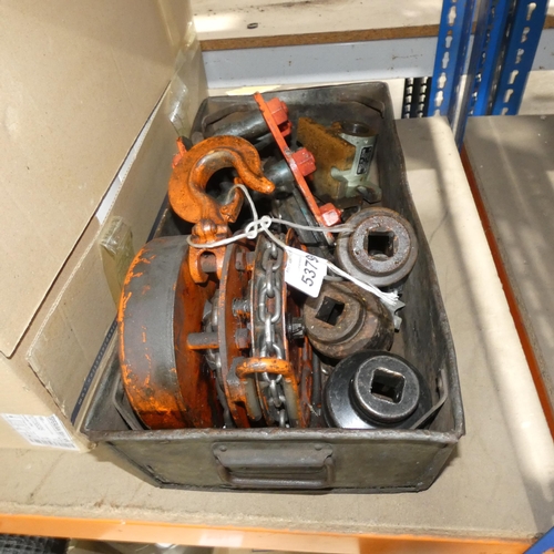 5379 - 1 metal box containing a Pelloby 1500kg chain hoist, a travelling cradle, 3 large sockets, a collet ... 