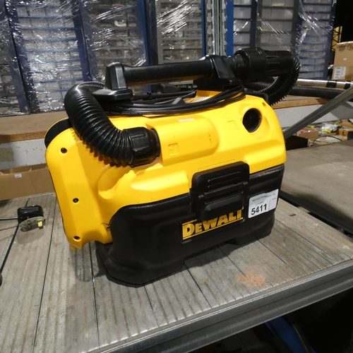 5411 - A Dewalt DCV584L cordless /corded wet & dry vacuum cleaner 230v /14.4v /18v (no battery is included)