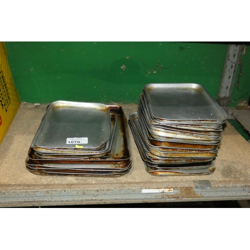 1070 - A quantity of various baking trays