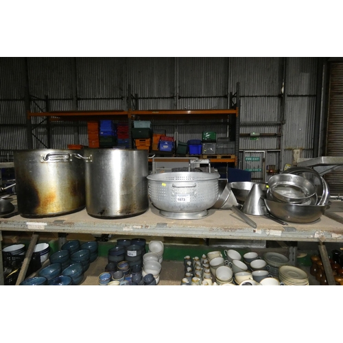 1073 - A quantity of various catering related items including pots, a colander, strainers, bowls etc. Conte... 