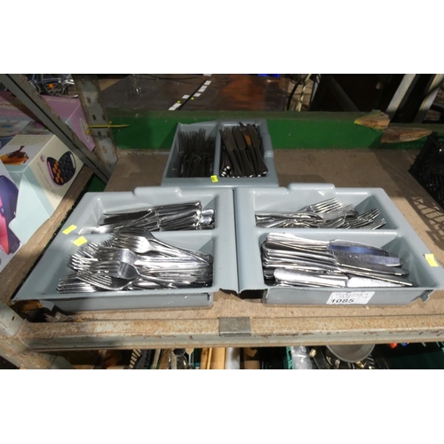 1085 - A large quantity of various stainless steel cutlery