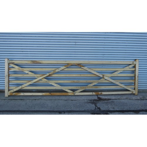 5876 - 1 wooden gate measuring approx 14ft / 426cm, please note there is damage to a brace beam