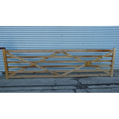 5876 - 1 wooden gate measuring approx 14ft / 426cm, please note there is damage to a brace beam