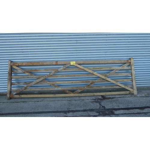 5878 - 1 wooden gate measuring approx 13ft/396cm, please note there is damage to the second rail