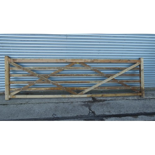 5878 - 1 wooden gate measuring approx 13ft/396cm, please note there is damage to the second rail