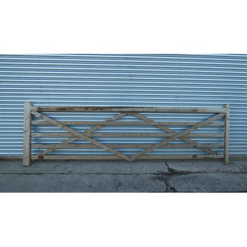 5879 - 1 wooden gate measuring approx 13ft/396cm