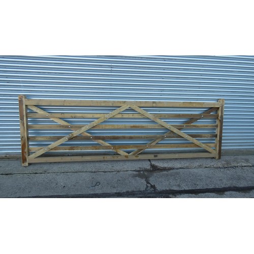 5880 - 1 wooden gate measuring approx 12ft / 366cm