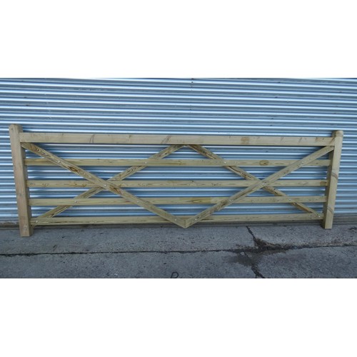 5882 - 1 wooden gate measuring approx 11ft / 360cm