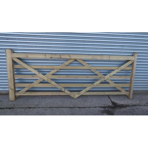 5885 - 1 wooden gate measuring approx 10ft / 305cm