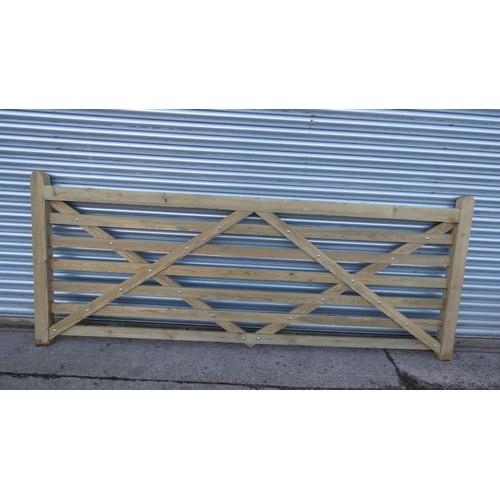 5886 - 1 wooden gate measuring approx 10ft / 305cm