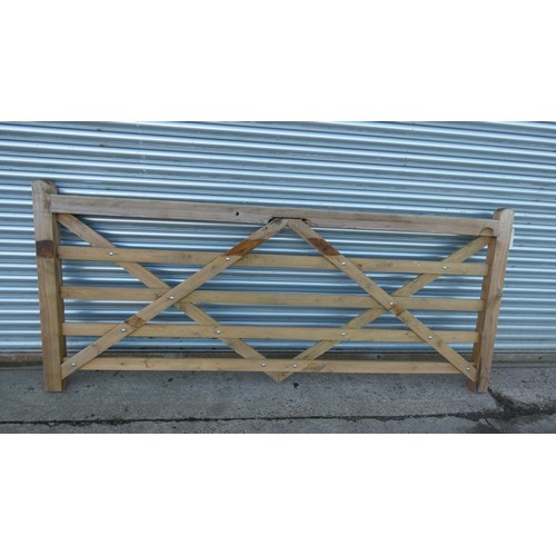 5889 - 1 wooden gate measuring approx 9ft / 274cm, damage to top rail