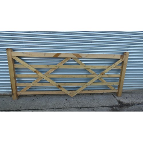 5890 - 1 wooden gate measuring approx 9ft / 274cm, damage to bottom rail