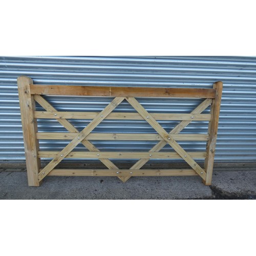 5891 - 1 wooden gate measuring approx 6ft 11inches / 210cm