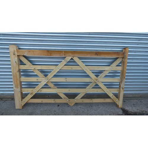 5892 - 1 wooden gate measuring approx 6ft 11inches / 210cm