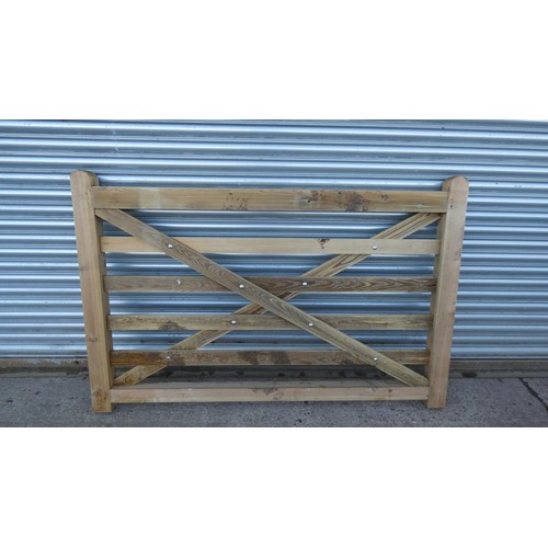 5893 - 1 wooden gate measuring approx 6ft/183cm