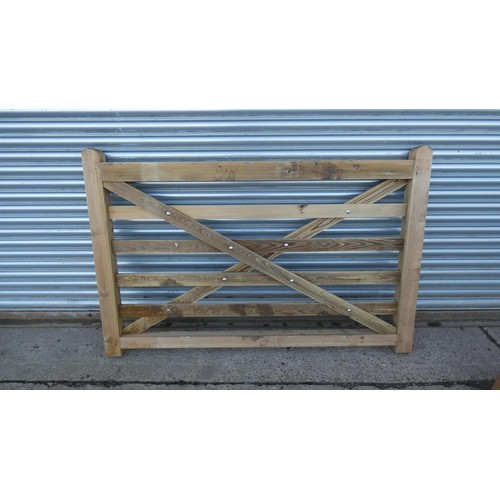 5894 - 1 wooden gate measuring approx 6ft / 183cm