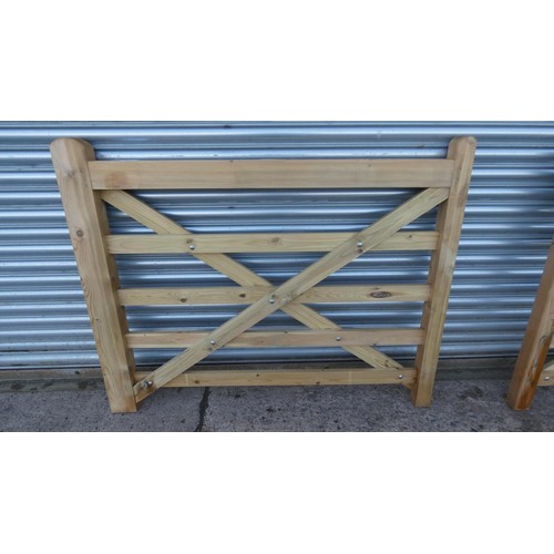 5895 - 1 wooden gate measuring approx 4ft 11 inches / 150cm