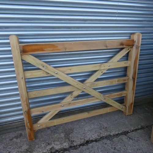 5896 - 1 wooden gate measuring approx 4ft 11 inches / 150cm