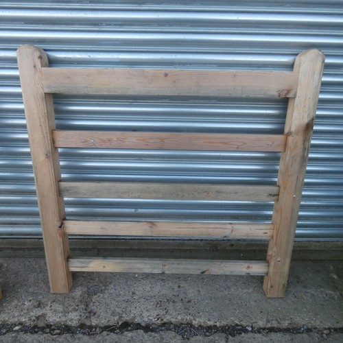 5898 - 1 wooden gate measuring approx 4ft / 122cm, no cross rail