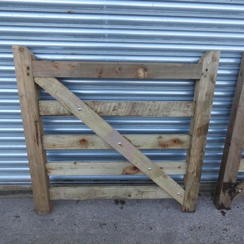 5899 - 1 wooden gate measuring approx 4ft / 121cm