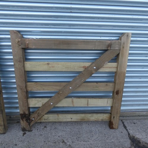 5900 - 1 wooden gate measuring approx 4ft / 121cm