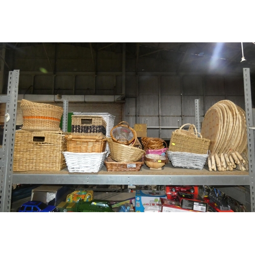 2105 - A quantity of various baskets etc. Contents of 1 shelf