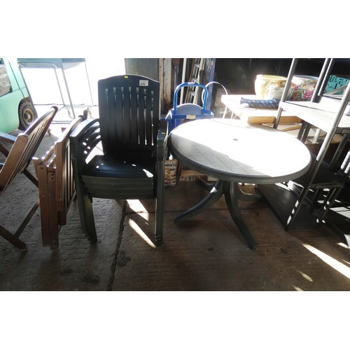 2030 - 4 x green plastic stacking garden chairs and a circular garden table diameter approx 100cm