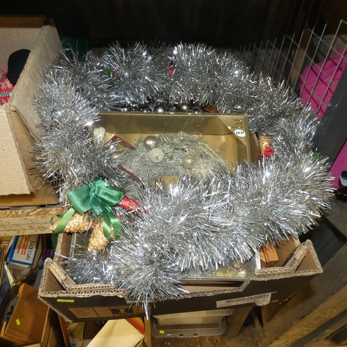 2122 - A quantity of various Christmas decorations. Contents of 1 shelf