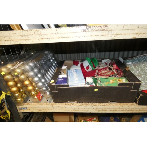 2122 - A quantity of various Christmas decorations. Contents of 1 shelf