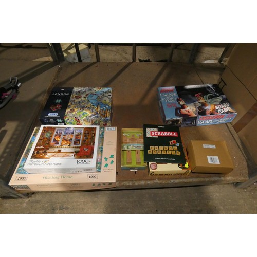 2110 - 6 x various jigsaw puzzles and a quantity of various other games / puzzles. Contents of 2 shelves